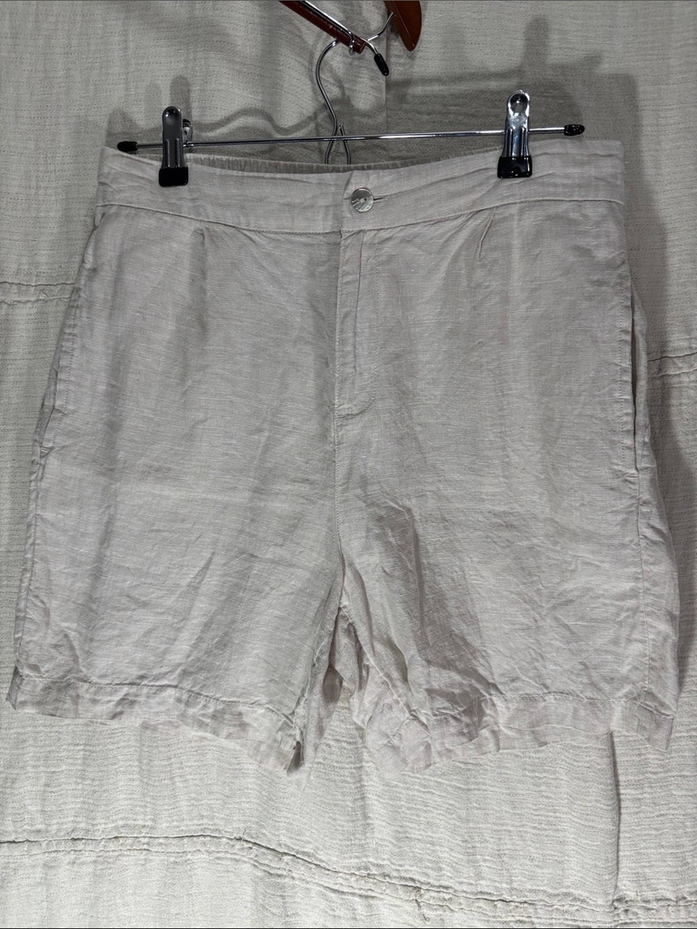 Tahari 100% Linen Cream Pleated Mid Rise Shorts Size Medium Coastal Resortwear